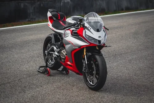 Motor Supersport QJMotor SRK 421 RR, Pesaing Berat Kawasaki ZX-4RR