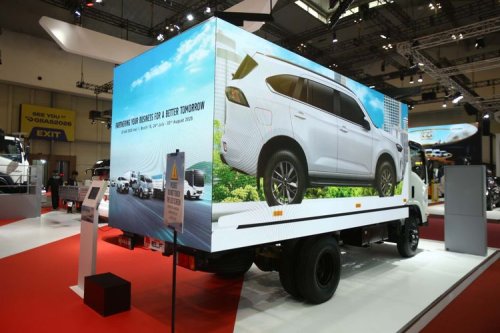 Isuzu ELF NMR: Kendaraan Niaga dengan Layar LED