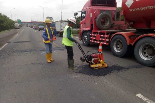 Jelang Mudik, Perbaikan Lubang Jalan Tol Dikebut hingga H-10 Lebaran