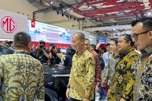 Wuling, Mampir ke Booth Wuling, Menperin Penasaran dengan Cortez Darion