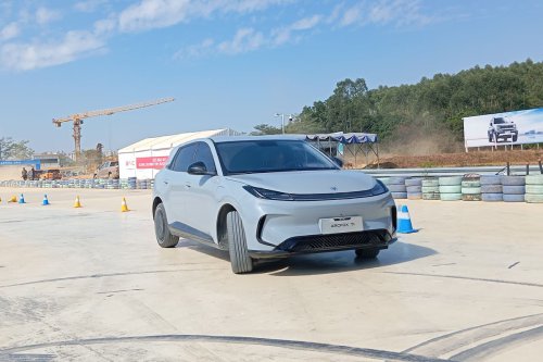 Uji Coba Arcfox T1: Inovasi Mobil Listrik dari BAIC Indonesia
