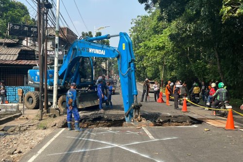 Kronologi Jalan Ambles di Lenteng Agung, Kendaraan Sempat Terperosok