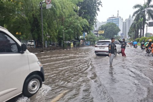 Banjir, Kendaraan dari Cakung Menuju Kelapa Gading Diputar Balik