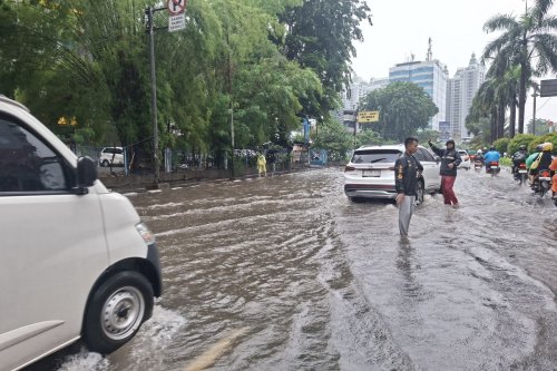 Kawasan Sunter Masih Nanjir, Motor Sempat Boleh Masuk Tol