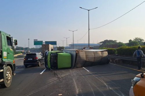 Cara Mengatasi Ban Pecah di Tol: Kenali Teknik Evasive Driving