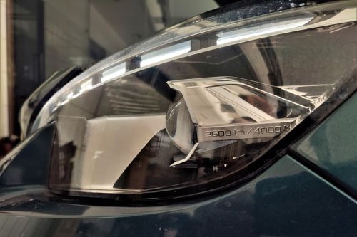 Waspada Mika Lampu Mobil Berembun di Musim Hujan