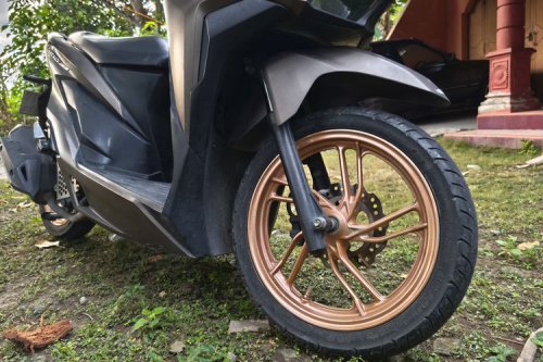 Motor Sering Lewat Jalan Jelek Bikin Kaki-kaki Cepat Rusak?