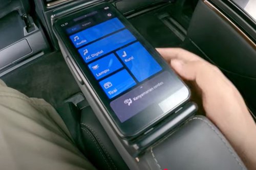 Rasanya Jadi Penumpang Toyota Alphard Hybrid, Lounge Mewah