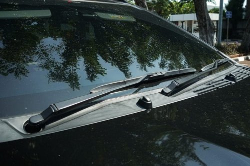 Jangan Langsung Pakai Wiper Saat Kaca Mobil Tertutup Abu Vulkanik
