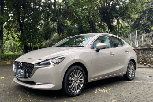 Komparasi Toyota Vios Hybrid dan Mazda 2 Sedan