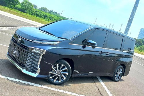 Adu MPV Pintu Geser: Honda Step WGN atau Toyota Voxy untuk Keluarga?