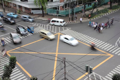 Apa Fungsi Marka Garis Kotak Kuning di Tengah Jalan?