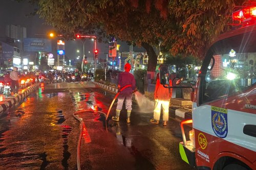 Macet di Margonda, Ini Cara Damkar Mengatasi Jalan yang Terkena Oli