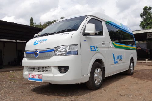 Lintas Shuttle Gunakan Mobil Listrik Foton eView di Bandung