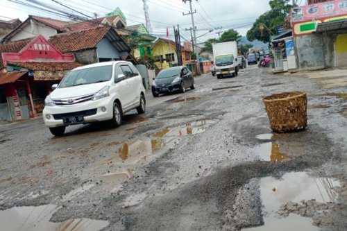 Cara Menghindari Kerusakan Kaki-Kaki Mobil di Jalan Jelek