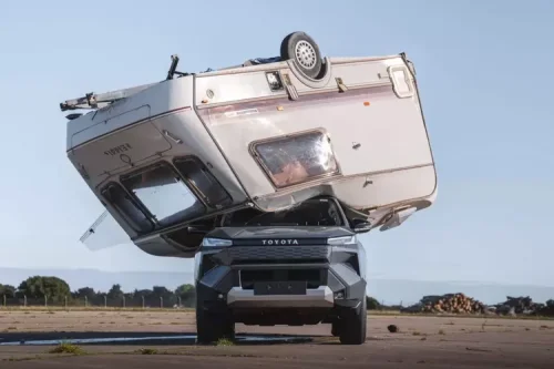 Toyota Hilux BEV Diuji Ekstrem, Dijatuhi Karavan 760 Kg