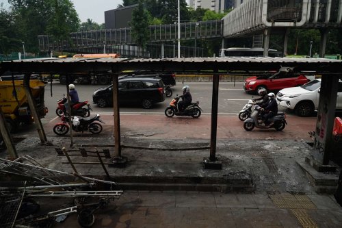 Kerusakan Halte Transjakarta Membuat Warga Kembali Pakai Sepeda Motor