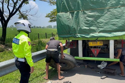 Bahu Jalan Tol Bukan Tempat Parkir Truk, Ini Aturannya