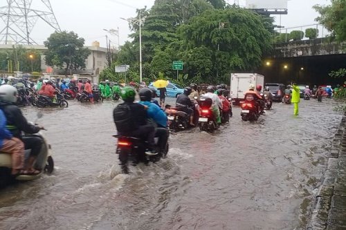 Mobil Baru Meluncur di IIMS, Banjir di Cawang