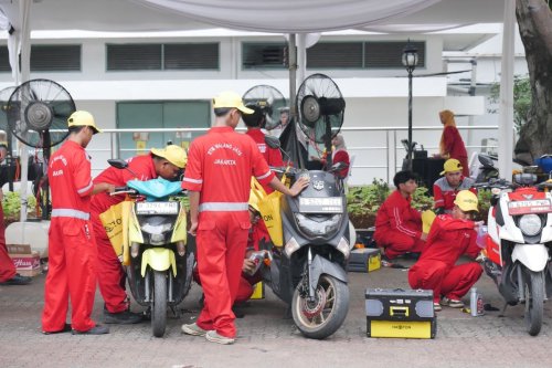 Ganti Oli Massal 2.500 Motor Guru Cetak Rekor MURI