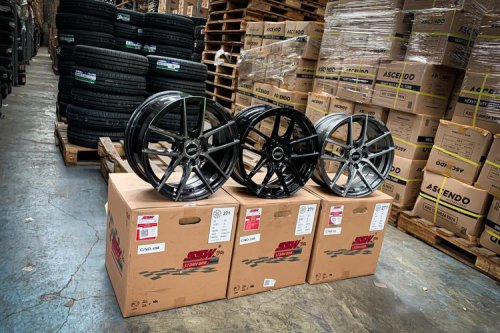 Hati-hati Lubang Tertutup Genangan, Pelek Bisa Rusak Permanen