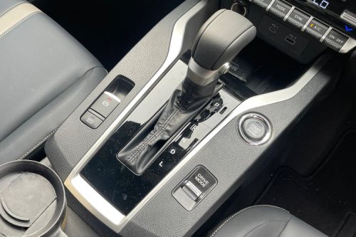 Mobil Matik vs Manual, Pakai Auto Hold Saat Tuas Transmisi di Posisi D