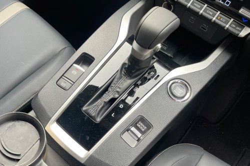 Mobil Matik vs Manual, Pakai Auto Hold Saat Tuas Transmisi di Posisi D