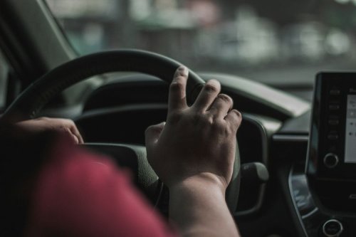 Toyota, Toyota Rush Nyemplung ke Kali karena Cari Kartu Tol, Bukti Penting Fokus Berkendara