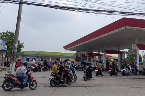 Jelang Kenaikan Harga BBM, Antrean Mengular di SPBU Jawa Tengah