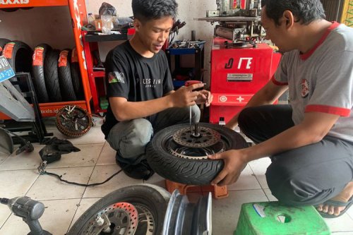 Hati-hati, Ban Belakang Motor Listrik Hub Tak Bisa Asal Bongkar