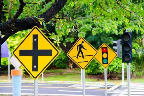 Makna Warna pada Rambu Lalu Lintas dan Fungsinya bagi Pengemudi