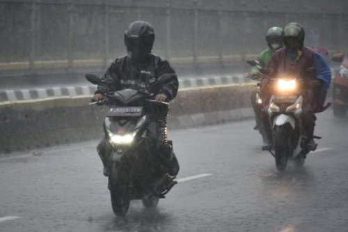 Ini yang Harus Dihindari Pengendara Saat Berkendara di Tengah Hujan