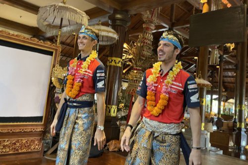 Joan Mir Latihan Gamelan, Luca Marini Bikin Canang di Bali