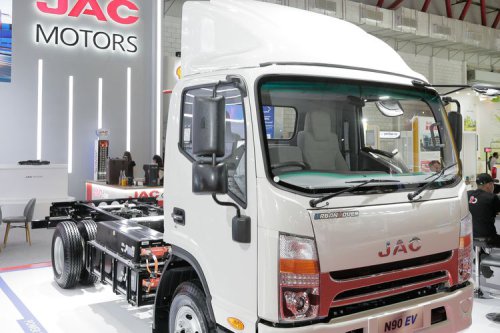 JAC Motors Pamerkan 3 Kendaraan Niaga Listrik