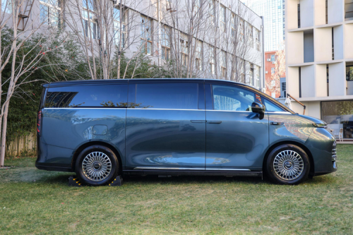 Geely, Geely Galaxy V900 Meluncur, Tantang Alphard dan Denza