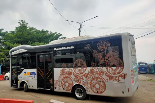 Pengendara Motor Tewas Usai Gagal Nyalip Biskita Trans Depok