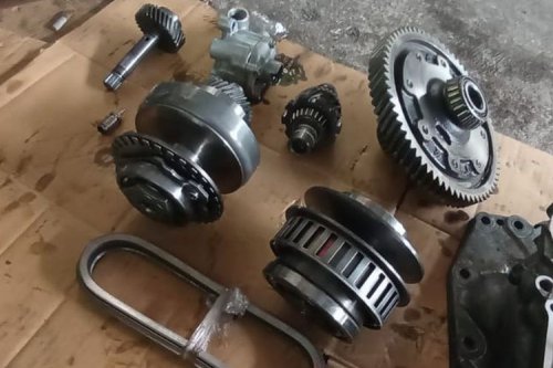 Posisi Tuas Transmisi CVT Mobil yang Benar Saat Berhenti di Lampu Merah