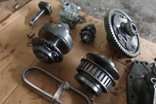Posisi Tuas Transmisi CVT Mobil yang Benar Saat Berhenti di Lampu Merah