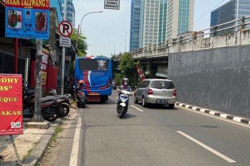 Video Pengendara Motor Lawan Arah di Bogor, Berujung Tabrak Fortuner