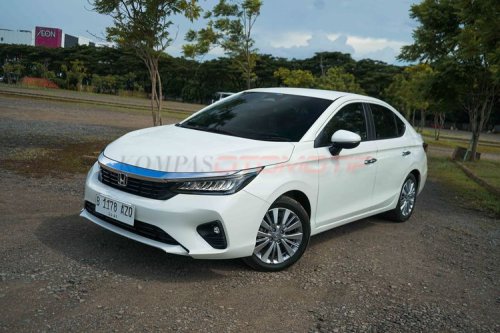 Komparasi Toyota Vios Hybrid dan Honda City Sedan Sensing