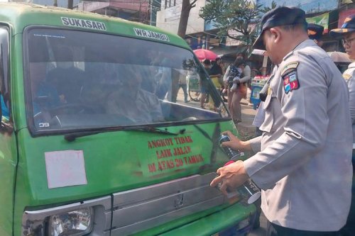 Angkot Tua dan Tidak Layak Operasi di Bogor Diberikan Tanda Silang