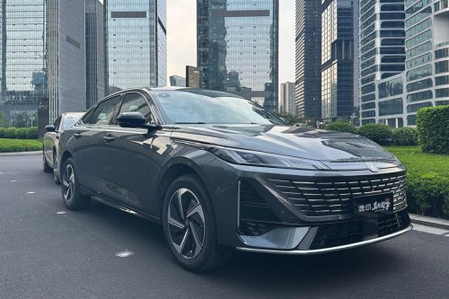Kencan dengan Sedan Hybrid Changan Eado Langsung di Chongqing
