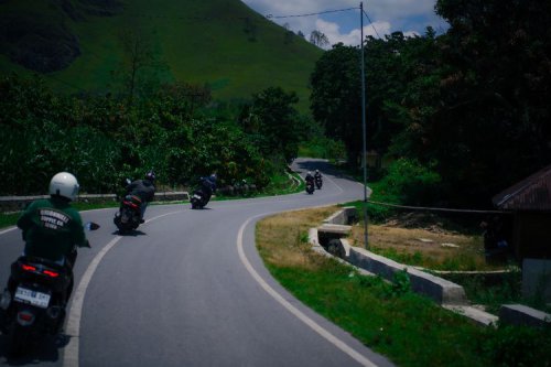 Menaklukkan Bukit Holbung, Buktikan Fitur NMAX Turbo di Samosir