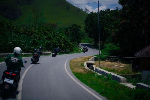 Menaklukkan Bukit Holbung, Buktikan Fitur NMAX Turbo di Samosir