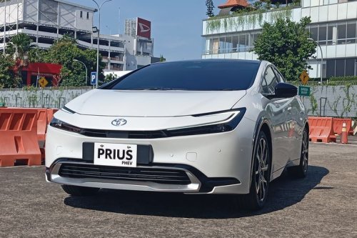 Toyota, Toyota Kembangkan Prius PHEV Bisa Minum Etanol