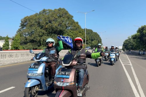 TVS Gelar Riding iQube S Bareng Komunitas Bandung