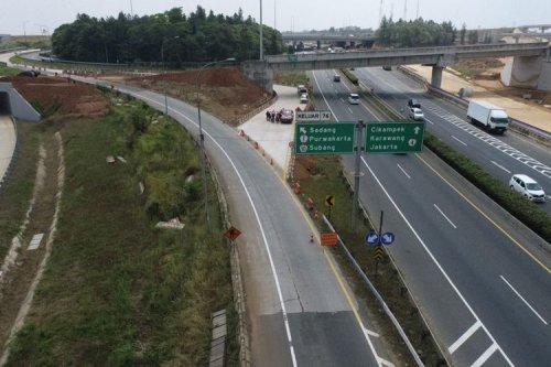 Honda Jazz Tabrak Truk Wing Box di Cipularang: Ingat Lagi Bahaya Bahu Jalan Tol
