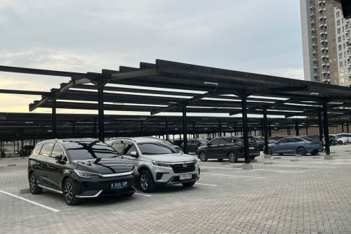 Kebiasaan Buruk Saat Parkir Mobil Matik yang Harus Dihindari