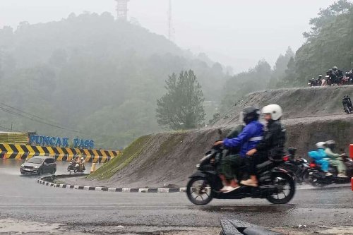 Waspada Jalan Licin: Tips Aman Berkendara Motor Saat Hujan