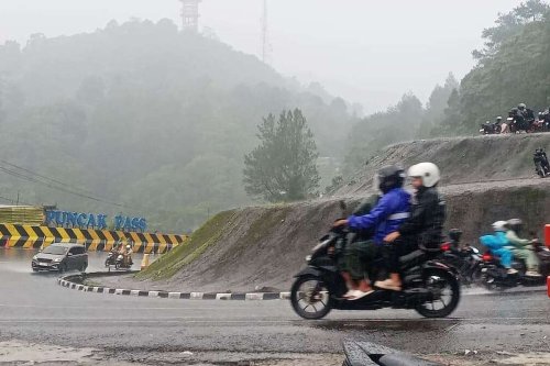 Waspada Jalan Licin: Tips Aman Berkendara Motor Saat Hujan